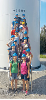 Gruppenbild der Energieradler am Windpark oberhalb des Starkholzbacher Sees.