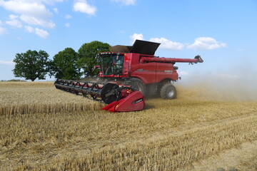 Die drei neuen und ab September bestellbaren Axial-Flow-Mhdrescher 7250, 8250 und 9250 von 450 bis 634 PS bieten eine Reihe neuer Automatikfunktionen und whlbare Drusch-Strategien.