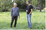 Mit kleinen Elementen lässt sich für die Artenvielfalt schon viel erreichen. Biodiversitätsberater Tobias Pape (r.) berät Landwirte vor Ort. Das Land bietet hierzu zwei Module an: Gesamtbetriebliche Biodiversitätsberatung und Maßnahmen zu Biodiversität.