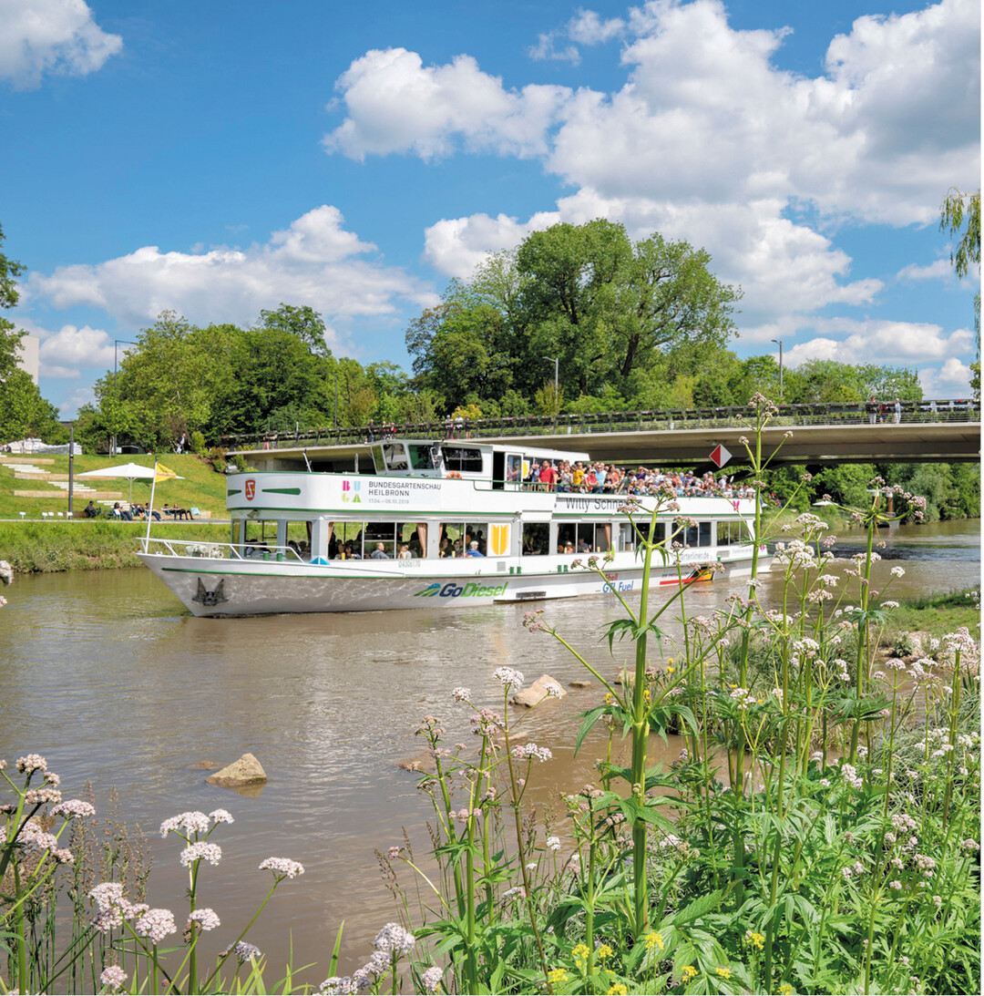 Die Bundesgartenschau in Heilbronn zu Land und zu Wasser: Mit dem kostenlosen Schiff-Shuttle ist beides möglich. Etwa alle 45 Minuten verbindet ein Motorschiff den nördlichen Eingang Wohlgelegen mit dem Campuspark im Süden des BUGA-Geländes.
