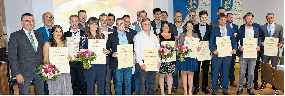 24 Meisterinnen und Meister fr Obstbau haben im Juli ihre Meisterbriefe in Weinsberg entgegengenommen. Links die Gratulanten Dr. Kurt Mezger und Franz Josef Mller.