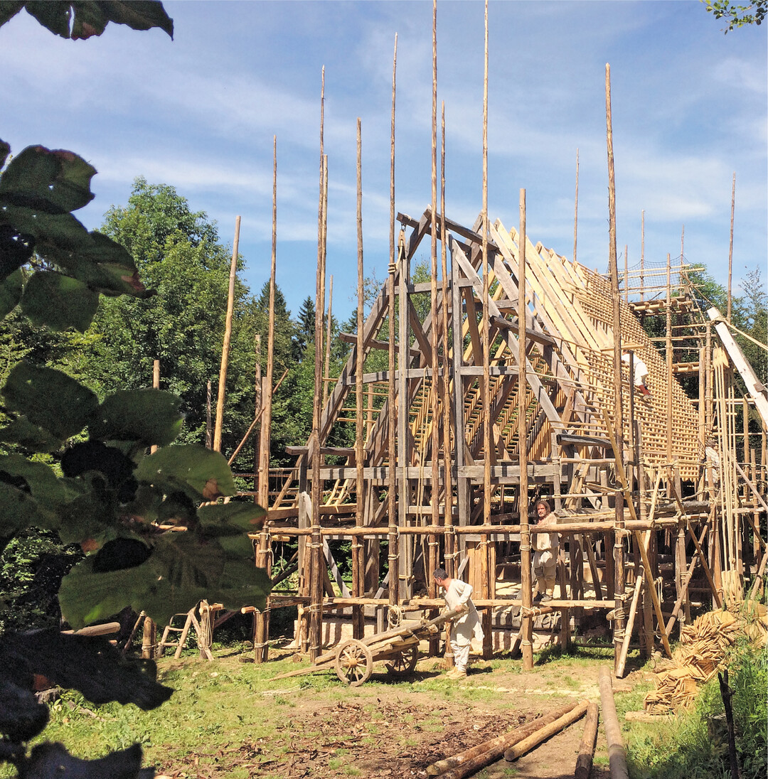 Auf dem Campus Galli" in Messkirch lassen seit 2013 Handwerker und Ehrenamtliche eine karolingische Klosterstadt entstehen, nach dem einzigartigen St. Galler Klosterplan", den Mönche vor 1200 Jahren auf Schafshaut gezeichnet haben. Gearbeitet wird ohne Maschinen und modernes Werkzeug, so wie im Mittelalter. In den Sommerferien geöffnet Dienstag bis Sonntag, sonst Freitag bis Sonntag. Infos: www.campus-galli.de