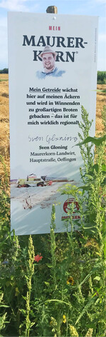 Bauer und Bäcker als regionale Werbepartner für ihre Erzeugnisse. Gesehen auf dem Schmidener Feld, einem Landstrich unweit von Waiblingen.