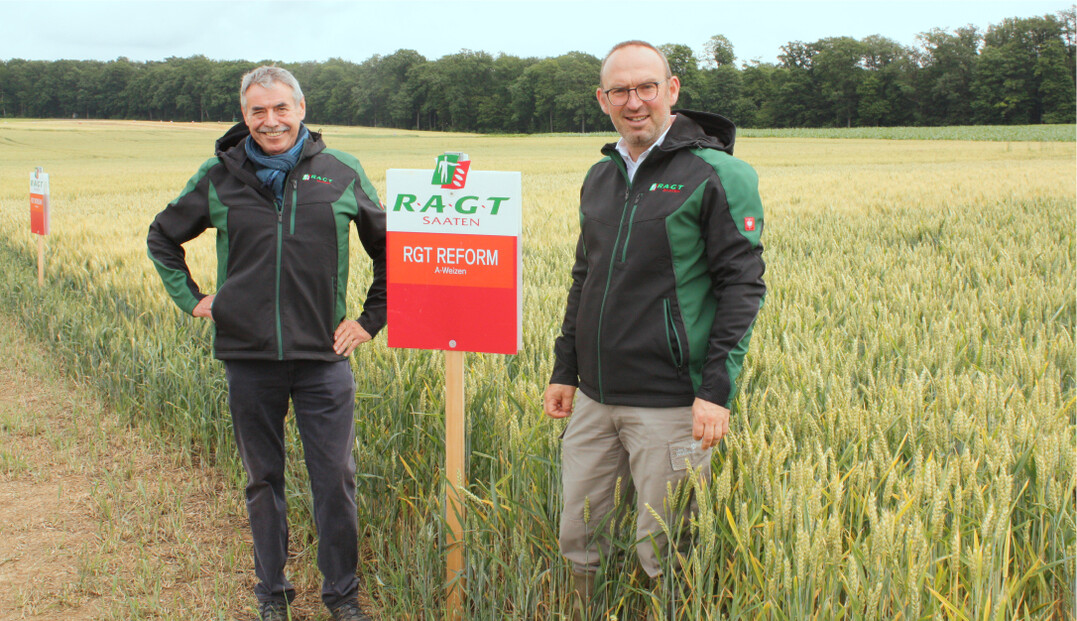Eine Vielzahl neuer und in diesem Jahr empfohlener Sorten in unterschiedlichen Kulturen stellten auf den Versuchsfeldern in Großrinderfeld Gerhard Banzer (l.) und Stefan Pohl von RAGT Saaten vor.