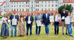 Freude über die Auszeichnungen bei (v. l.) Hopfenprinzessin Carolin Steuer, Michael Hilebrand, Hopfenkönigin Anja Müller, Wolfgang und Hubert Kling, Vorsitzender Wolfgang Ruther, Georg Härle sowie Lukas und Laura Locher mit Erika.