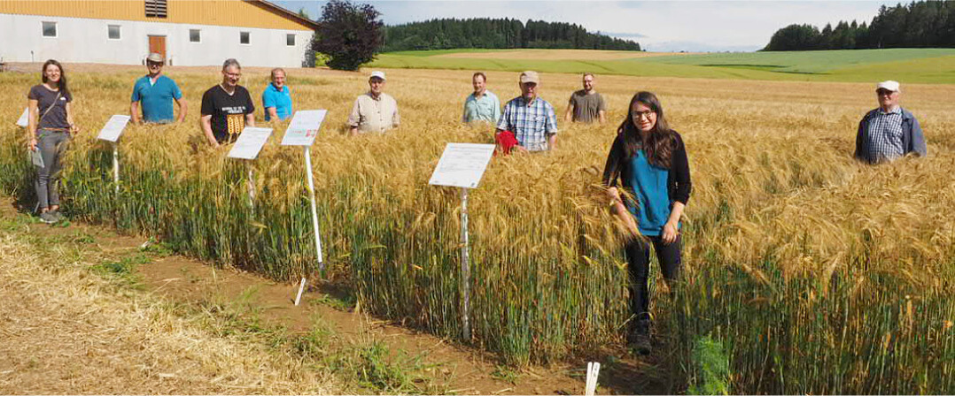 Lisa Paulus (r.) vom Landwirtschaftsamt Rottweil mit einer kleinen Gruppe von Landwirten.