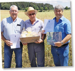 Der Leiter des Landwirtschaftsamtes Rottweil, Hans Klaiber (r.), überreichte Urkunde und Geschenkkorb an (v. l.): Johannes Buhl und Walter Kimmich.