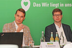 Dr. Holger Löbbert (r.) und Dr. Richard Volz von der Karlsruher ZG Raiffeisen erläutern in Karlsruhe-Maxau die Ernteergebnisse der ZG. Nach ihrer Ansicht beherrschen der Russland-Ukraine-Konflikt, der Klimawandel und die Ernährungssicherheit den Anbau und die Vermarktung landwirtschaftlicher Betriebe in Baden.