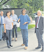 OB Fritz Kuhn und Gattin Waltraud Ulshöfer interessieren sich für die Anliegen der Landwirtschaft auf dem Betrieb von Klaus Brodbeck (Mitte).