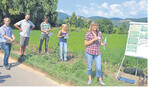 Magdalena Rahmann vom Landratsamt Bruchsal (r.) erklärt einen der Versuche. Links: Projektleiter Tim Große Lengerich.
