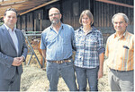 Landwirte, Tierärzte, LKV, nicht zuletzt die Politik in einem Boot, wenn es um die Gesundheit der Kühe im Land geht (v. l.): Auf dem Betrieb von Wilhelm und Anuschka Stockinger (Mitte) informierte sich Agrarminister Alxenander Bonde (l.) über das vor vier Jahren gestartete Monitoringprogramm. Klaus Drössler, stellvertetender LKV-Geschäftsführer (r.) kündigte an, das Erfolgsprojekt künftig auf Schweinebetriebe auszudehnen.