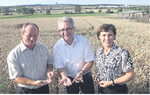 Bestandsaufnahme im Weizenfeld: Kreisvorsitzender Andreas Kindler (l.) zeigte den Abgeordneten Sabine Kurtz und Paul Locherer den Reifezustand des Getreides.
