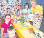 Ernährungsberaterin Ursula Trentinaglia schnitzte beim zweiten Landfrauenmarkt mit den Kindern kleine Figuren aus Gemüse und Obst.