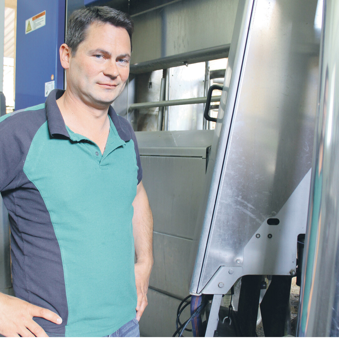Matthias Uhrenbacher profitiert von den flexiblen Arbeitszeiten durch die Melkroboter. Das macht den 240-Kuh-Betrieb für Mitarbeiter attraktiv und ermöglicht arbeitswirtschaftlich sinnvolle Gruppengrößen.