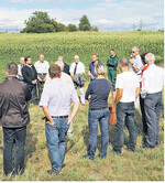 Der Leguminosenanbau, insbesondere der Anbau von Sojabohnen, wird weiter eine dynamische Entwicklung erfahren, davon ist Klaus Mastel (rechts mit Mikrofon) überzeugt.