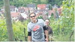 Die zwei wollen hoch hinaus: Sebastian Schiller (vorne) und Dennis Keifer von KSK Vintage Winery in einem ihrer Weinberge in Stuttgart-Rohracker.