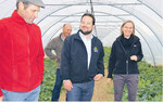 Alexander Bonde (M.) verschaffte sich einen Eindruck, wie Bio-Gemüsebau im Ballungsraum Stuttgart bei Jörg (l.) und Beate Hörz funktioniert.