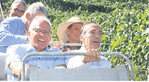 Auf Einladung der CDU-Landtagsabgeordneten Friedlinde Gurr-Hirsch (hinten rechts) besuchte am Montag Staatssekretär Peter Bleser (vorne links) die Weinbausteillagen in Lauffen am Neckar. Für das realistische Erlebnis durfte auch die Fahrt mit der Monorackbahn nicht fehlen.