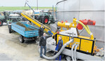Die mobile Gülleseparierung im Einsatz auf dem Betrieb von Manfred Kloker (l.) in Ehestetten. Für die Technik inklusive Anhänger und Zugfahrzeug hat Anlagenbesitzer Helmut Holzschuh (r.) rund 100.000 Euro investiert. Den überbetrieblichen Einsatz über den Maschinenring Alb-Neckar-Fils hat er mit Geschäftsführer Siegward Betz (Mitte) auf den Weg gebracht.