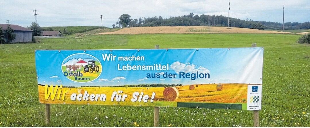 Banner an den Straßen und Höfen sind Blickfänger und machen auf die Arbeit der Landwirte aufmerksam.