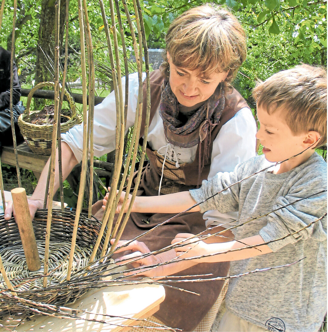 Jetzt ist der Mitmach-Sommer im Freilichtmuseum Neuhausen ob Eck gestartet. Kleine und große Besucher können Seegraspüpple basteln, Pfeil und Bogen bauen, Blumenkränze binden und vieles mehr. Bis 9. September gibt es mittwochs bis sonntags von 11 bis 16 Uhr Programm. Einfach kommen und mitmachen!