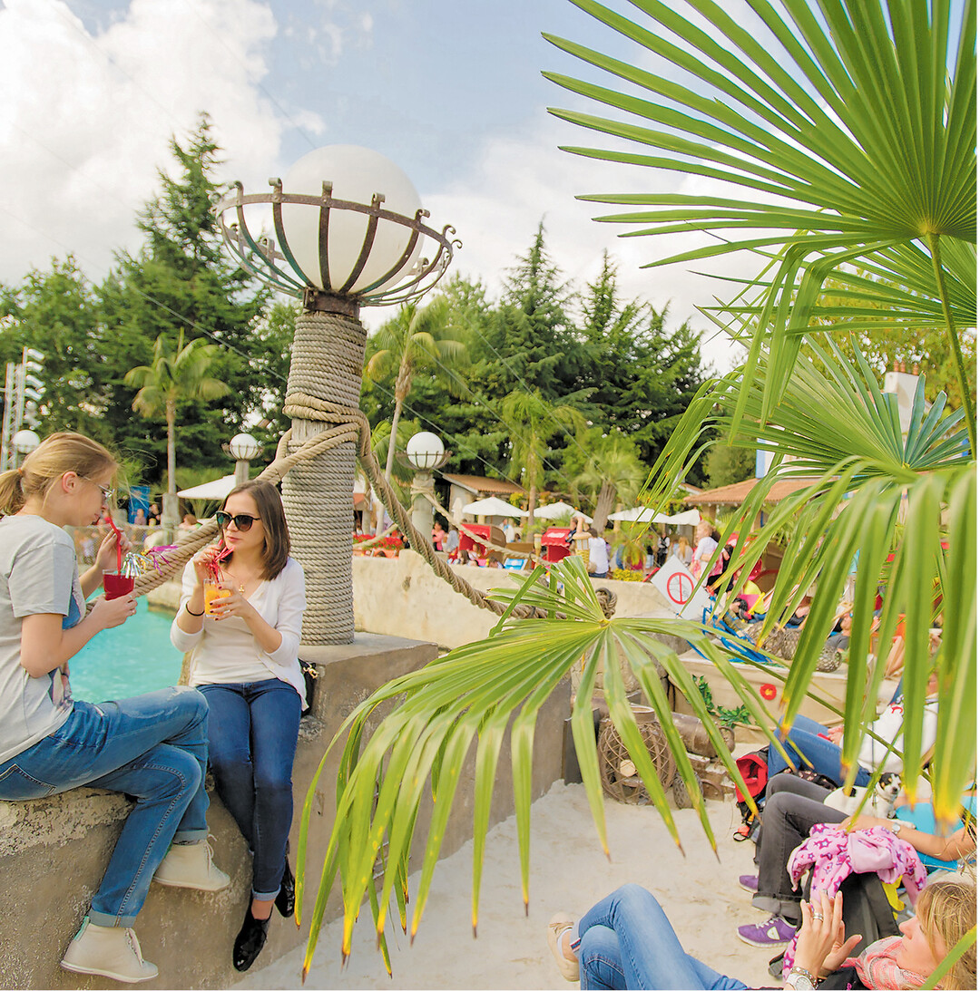Sommerstimmung am Strand gefällig, ohne stundenlange Anreise? Vor der traumhaften Kulisse der Atlantica-SuperSplash" im Portugiesischen Themenbereich können Klein und Groß im Europa-Park in Rust ab 14 Uhr gemütlich unter Palmen entspannen und Urlaubsflair pur genießen, mit Säften, Cocktails und Snacks. Bis 18. August bietet das Restaurant Spices Küchen der Welt" und das angrenzende Colonial House" im Bereich Abenteuerland Küchen-Spezialitäten nach Originalrezepten aus Afrika mit Gastköchin Anita Roux.