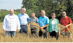 Zufrieden mit der diesjährigen Getreide- und Rapsernte sind von rechts Landwirtschaftsmeister Uwe Kiefer, Dezernentin Hilde Neidhardt, Amtsleiter Jürgen Krepp, Bauernverbandsvorsitzender Ulrich Hauser, Hermann Frey von der ZG Raiffeisen und Matthias Burkert von der Bäckerinnung Nordschwarzwald.