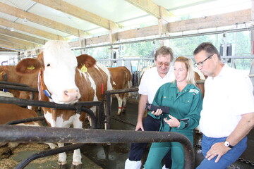 Das Gert misst die Methankonzentration in der Atemluft der Khe. Ob sie sich durch einen Futterzusatz verndern lsst, erproben wir derzeit, erlutert Projektmitarbeiterin Dr. Julia Heinicke Agrarminister Peter Hauk (r.) und LAZBW-Direktor Franz Schweizer (l.). Die Forschungseinrichtung ist einer von acht Partnern der bundesweiten Praxisstudie emissionCow.