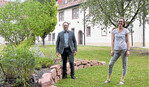 Der neue Leiter des Bildungshauses Neckarelz, Ulrich Baudenbacher (l.), im neu gestalteten Garten des historischen Gebäudes mit Bildungsreferentin Stefanie Eisele.