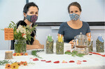 Die angehenden Fachkräfte für Hauswirtschaft Sophia Haas (l.) und Elisa Fischer (r.) beim Vermarktungstag der Schule für Hauswirtschaft im Landwirtschaftsamt Konstanz, Stockach, an ihrem Stand mit selbstgepflückten und gesunden Kräutertees.