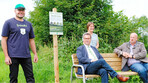 Mit einem Informationsschild erklärt Rainer Hummel (l.) Vorbeikommenden den Sinn der ungemähten Streifen. Minister Peter Hauk (2. v. l.) und Jürgen Mäder (r.) freuen sich über das Engagement des Landwirts. Biodiversitätsberaterin Beate Leidig begleitet die Artenschutzmaßnahmen.