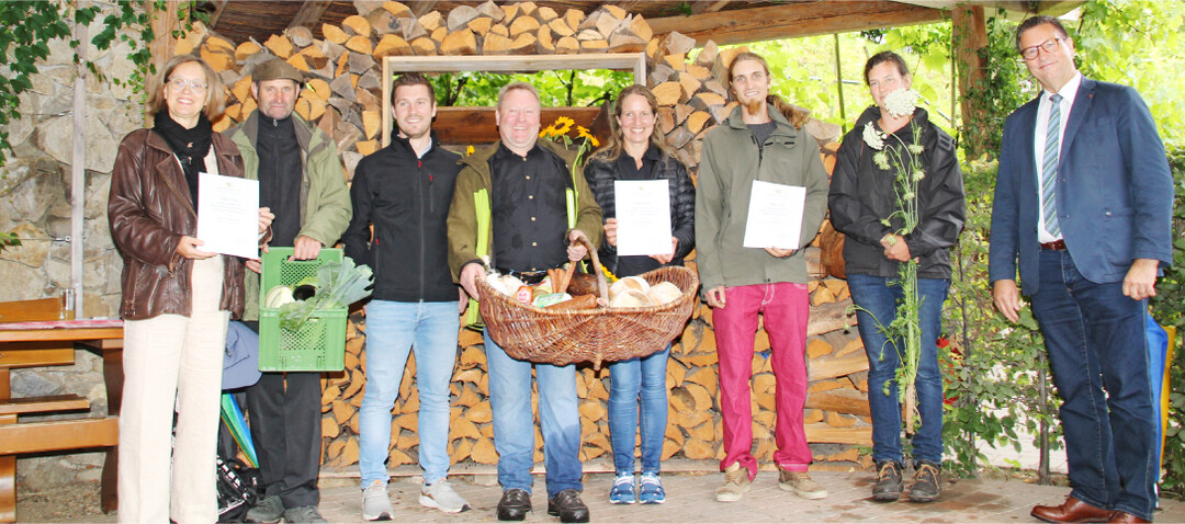 Landwirtschaftsminister Peter Hauk (r.) übergab in St. Ulrich die Urkunden für die drei Preise an (v. l.): Beate und Jörg Hörz, Samuel, Valentin und Barbara Sonner sowie Lukas Dreyer und Anna Laura Hübner.