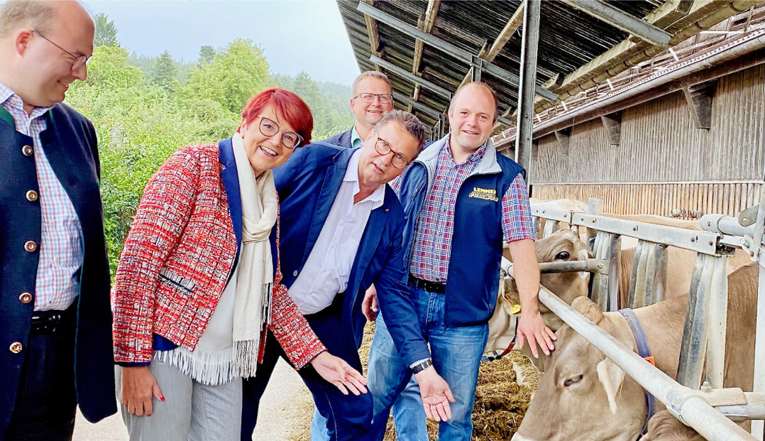 Braunviehkühe sind im Schwäbischen Wald etwas besonders. Beim Hofrundgang mit Harald Wurster (r.) von links Bürgermeister Armin Mößner, Dr. Inge Grässle, Peter Hauk und Jürgen Maurer.