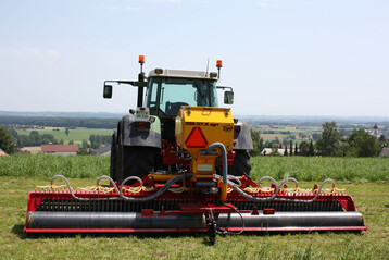 Bei der Grünland-Nachsaat gilt: Einmalige Aktionen bewirken zwar etwas, aber ein dauerhafter Erfolg stellt sich erst bei regelmäßiger Nachsaat ein.