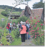 Auf dem Christleshof in Tennenbronn: Anita Aberle-Schwenk (l.) erklärt ihr Reich mit Tee- und Wildkräutern.
