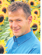 aus Lustadt. Er hat sich auf den Handel mit Sonnenblumensaatgut spezialisiert. Seine Kunden sind Gartenbaubetriebe und Landwirte mit Schnittfeldern.