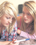 Selbst noch nicht erwachsen und schwanger? Wenn Mädchen erfahren, dass sie bald ein Kind erwarten ist, der Schock oft groß. Beratungsstellen können helfen, mit der Situation umzugehen.