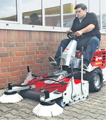 Die Axialkehrmaschine AX 900 hat 900 mm Arbeitsbreite und kann mit zwei Seitenbürsten ausgerüstet werden.