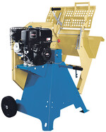 Die Wippkreissäge wox b700sl wird von einem 10 PS-Benzinmotor angetrieben.