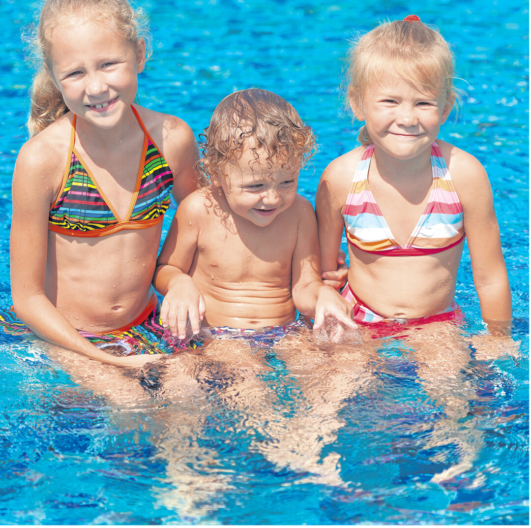 An der Seite der beiden Schwestern traut sich der kleine Wassermann auch ins kühle Nass. Egal ob im Schwimmbad oder am Baggersee: Kleine Nichtschwimmer immer im Auge haben!