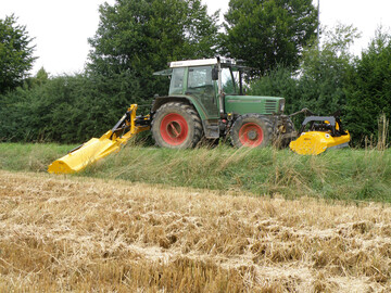 Schlegelmulcher sind robust und somit gut fr den Einsatz zur Pflege von Feld- und Wegerndern geeignet. Der Anbau ist in der Front- oder Heckhydraulik mglich.