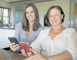 Tamara (links) und Sybille Linz halten mit ihren Smartphones Kontakt zu den Einstellern auf der Reitsportanlage.