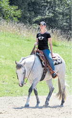 Entspannt im Hier und Jetzt, obwohl ihr Job als Chefin auf dem Taubenhof jede Menge Arbeit, Organisation und Verantwortung bereithält: Nina Obermüller mit ihrem Hengst Manni.