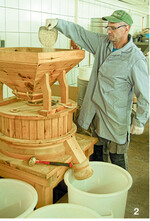 In der Gewürzmanufaktur auf dem Sonnenhof werden Monogewürze und Gewürzmischungen zubereitet und abgefüllt, hier ein Blick auf die Mühle.