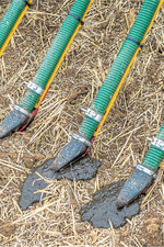 Die Ausbringung von Gülle und Gärresten mittels Schleppschuh reduziert ungewollte Nährstoffverluste.