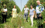 Auf dem Bio-Obsthof von Nikolaus Glocker (3. v. r.) ist die Förderung der Artenvielfalt ein wichtiger Baustein in der Produktion. Staatssekretärin Friedlinde Gurr-Hirsch (2. v. l.) konnte sich bei einem Betriebsbesuch mit Jutta Kienzle (l.), Iris Steger vom Landratsamt (2. v. r.) und dem Landtagsabgeordneten August Schuler ein Bild davon machen.