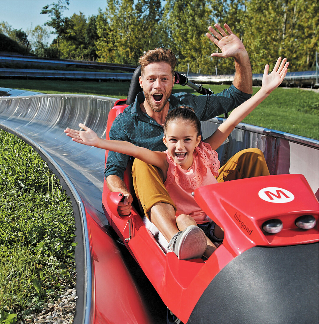 Das Ravensburger Spieleland in Meckenbeuren bietet auf einer Grünfläche von 30 Hektar viel Spaß für Groß und Klein, geöffnet von 10 bis 17.30 Uhr. Die Saison wurde bis zum 8. 11. 2020 verlängert und auf alle vorgesehenen Ruhetage verzichtet. Vor dem Besuch muss ein Tagesticket online gebucht werden unter www.spieleland.de/tickets.