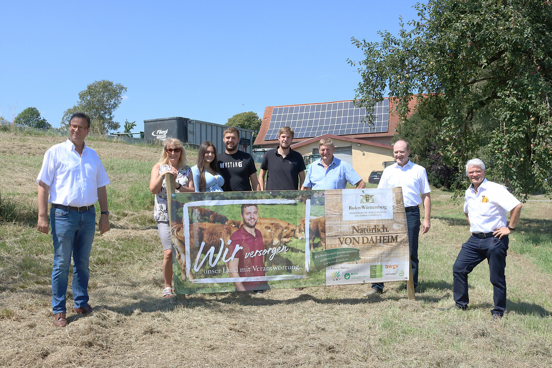 Der heimischen Produktion ein Gesicht geben - das will die Kampagne Wir versorgen unser Land. Einer der Protagonisten ist Philipp Duelli (4.v.l.), der untersttzt durch seine Eltern Lisa ( 2.v.l.) und Reinhard (3.v.r.) , Lebensgefhrtin Vanessa Hss  (3.v.l.) und Bruder Felix (4.v.r.), in Pfrungen rund 130 Hektar bewirtschaftet und leidenschaftlicher Rinderhalter ist. Bei einem Vor-Ort-Termin informierten sich Landwirtschaftsminister Peter Hauk (l.), LBV-Vizeprsident Hans-Benno Wichert (2.v.r.) sowie CDU-Landtagsabgeordneter Klaus Burger (r.)