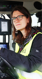 Die Straße immer im Blick: BWagrar Volontärin Jana Sondermann nimmt an einem ADAC-Fahrsicherheitstraining für Traktoren teil.