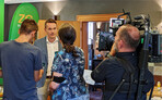Großes Medieninteresse herrschte vergangene Woche bei der Erntepressekonferenz der ZG. Hier wird ZG Vermarktungschef Richard Volz (hinten) von einem Fernsehteam interviewt.